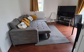Private 2 Bed Flat Close To Excel & City Airport