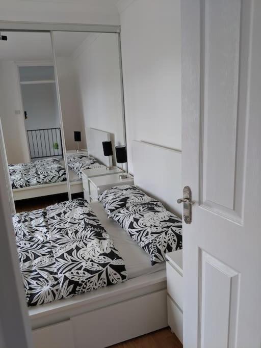 Private 2 Bed Flat Close To Excel & City Airport London Exterior photo