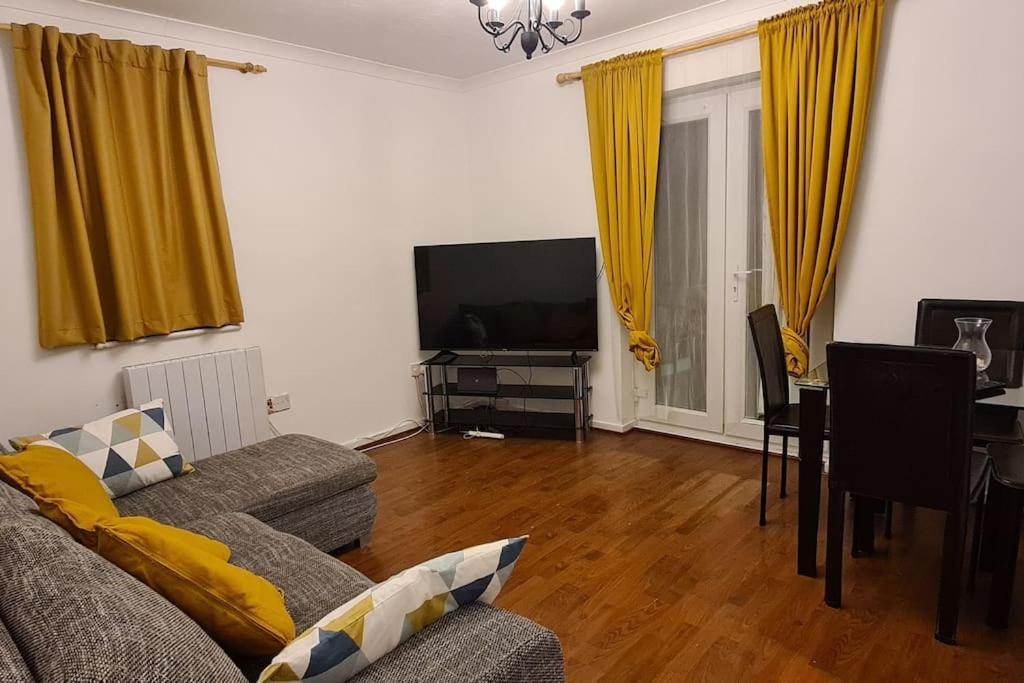 Private 2 Bed Flat Close To Excel & City Airport London Exterior photo