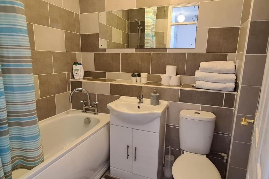 Private 2 Bed Flat Close To Excel & City Airport London Exterior photo